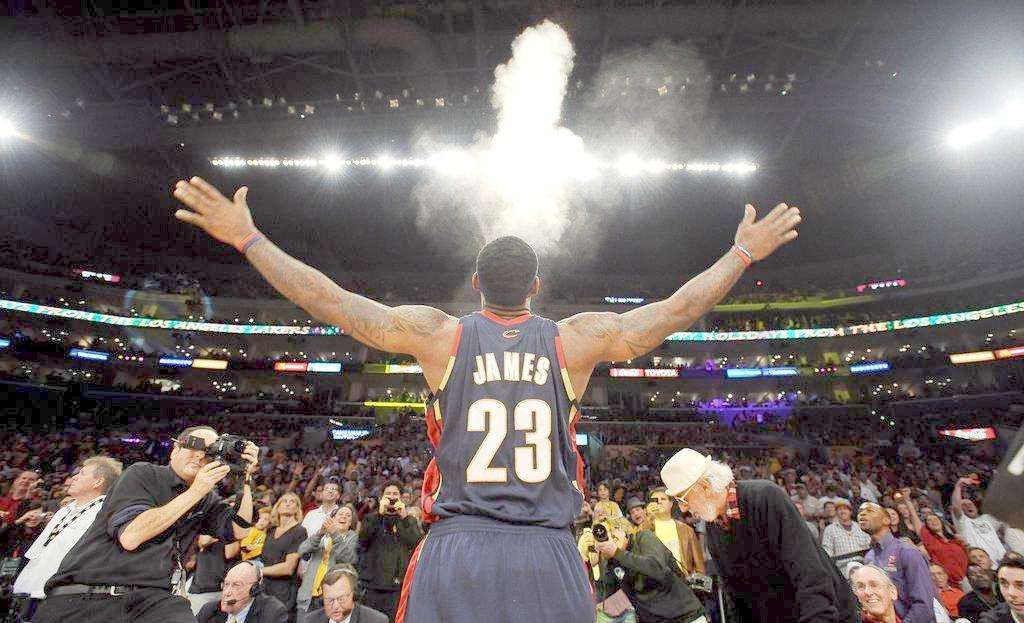 魔术险胜广东队,詹姆斯高光表现 魔术险胜广东队,詹姆斯高光表现